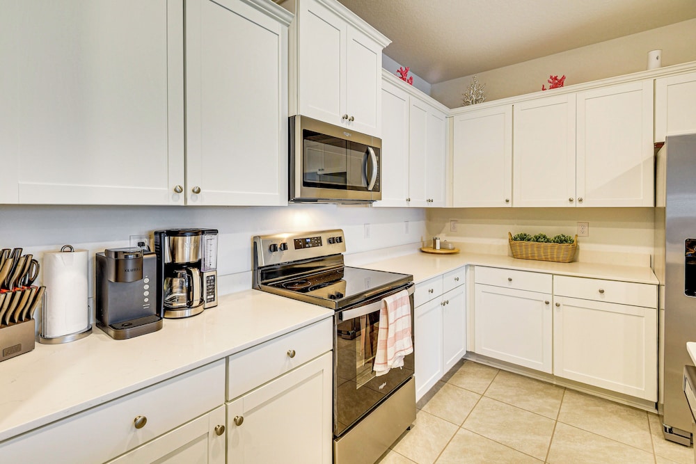 7 Mi to European Village: Pond-front Townhome!