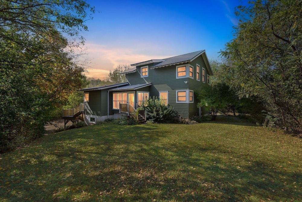 Secluded Woodland Retreat Near Starved Rock Park 4 Bedroom Home