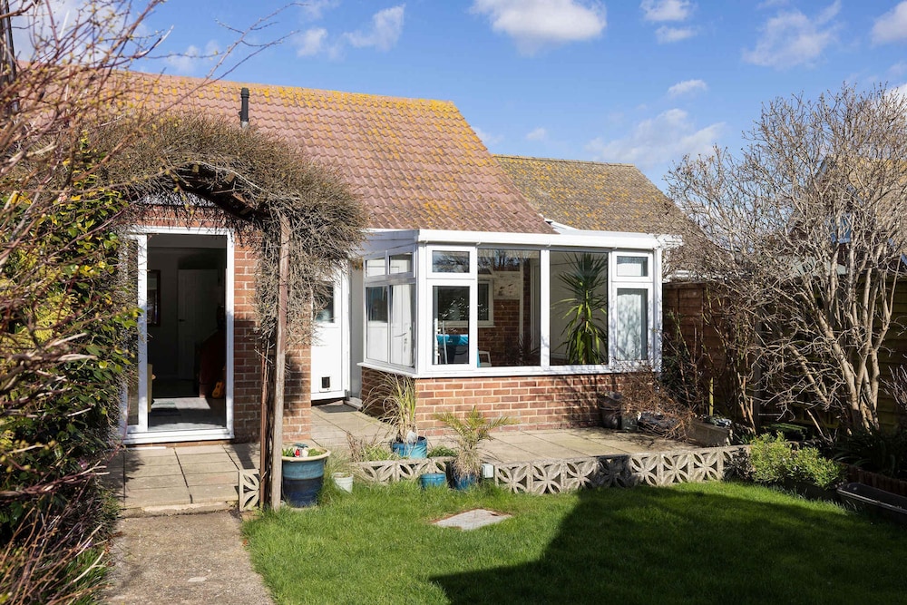 Seaside Retreat - Five Minutes to Beach Village