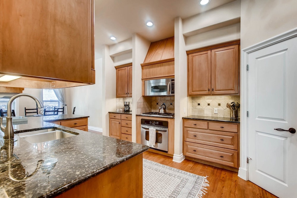 Luxury 4 Bedroom Home in Central Austin