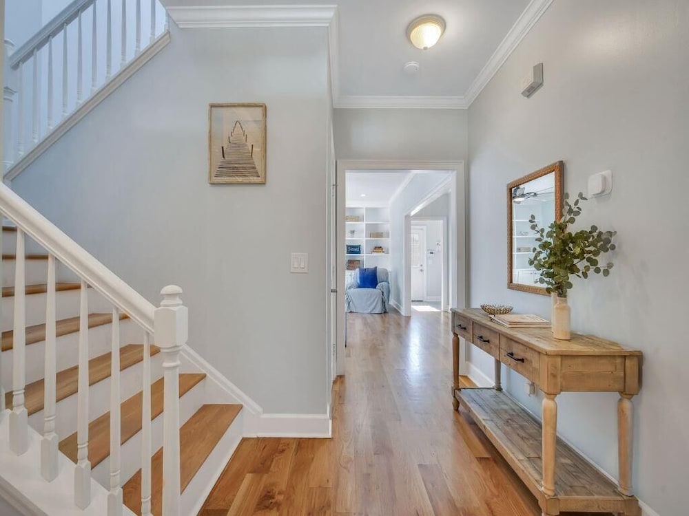 Coastal Quarters in Bluffton - Dog Friendly! Bluffton Park Lowcountry Charmer