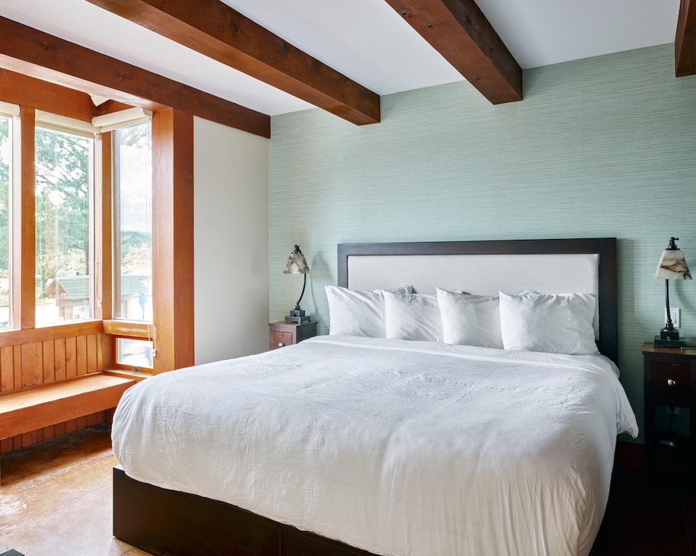 Ocean's Edge - Image 5