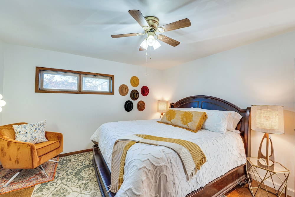 Charming Gardiner Home w/ Yard & Sunroom