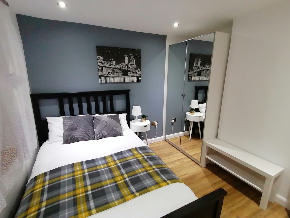 Lovely 2-bed Apartment in Coventry view 5