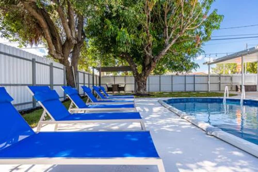 600 SW 31st Ave Pool Patio 4 Queen Beds Sleep 8 Parking