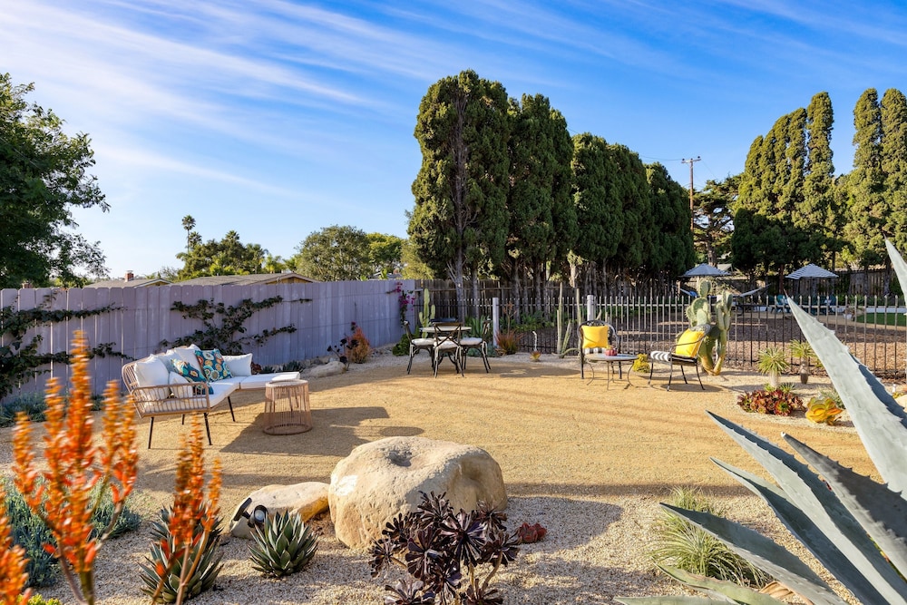 Hummingbird Haven by Avantstay Dog-friendly Near the Beach Huge Yard Hot Tub