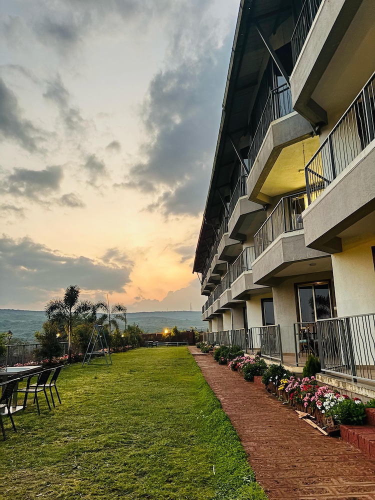 MOUNTAIN BREEZE RESORT