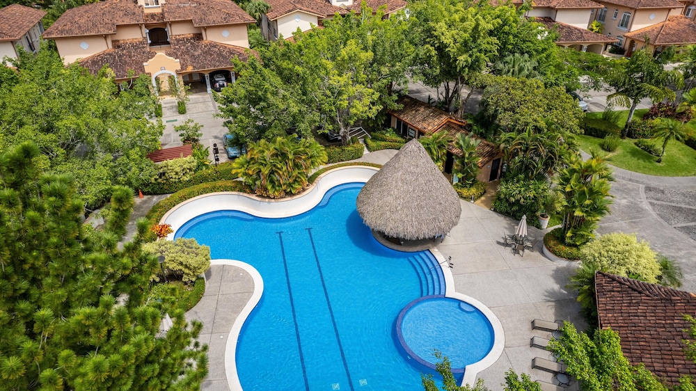 CR Luxury Los Sueños Condos