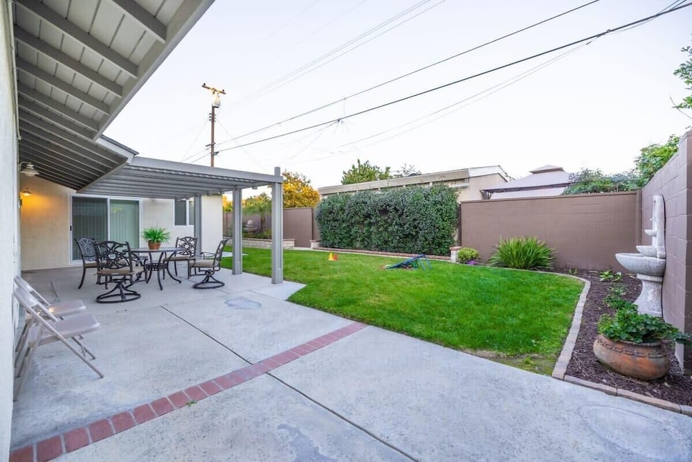 Marbella Lane - Charming 4BR Bungalo for Relaxing Retreat