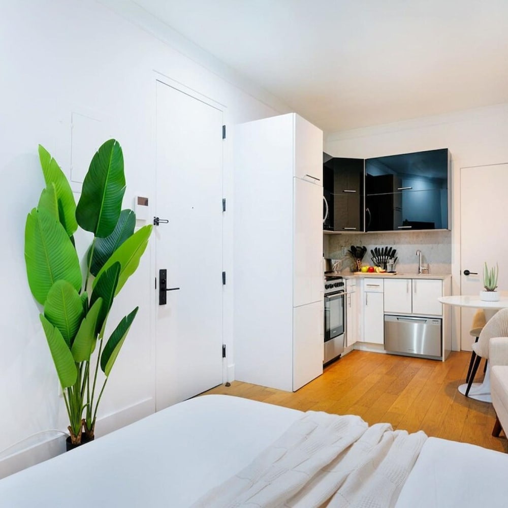 403-2e Newly Renovated Studio UES