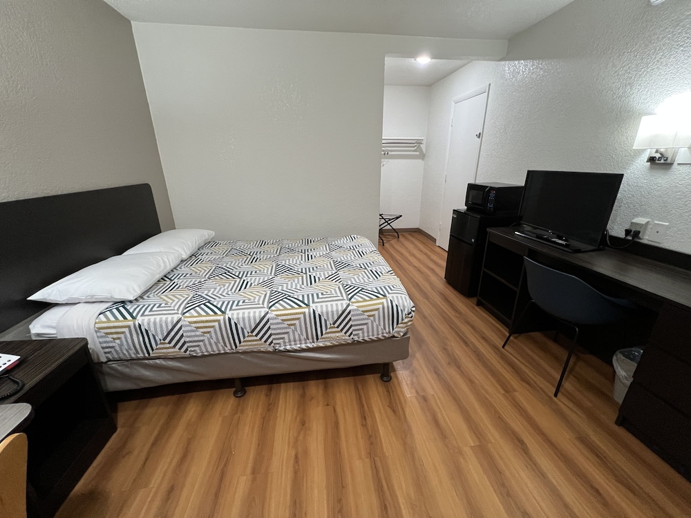 Motel 6 Longview, TX