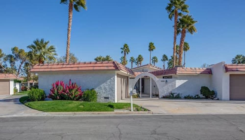 Stylish Condo With Golf Course Views