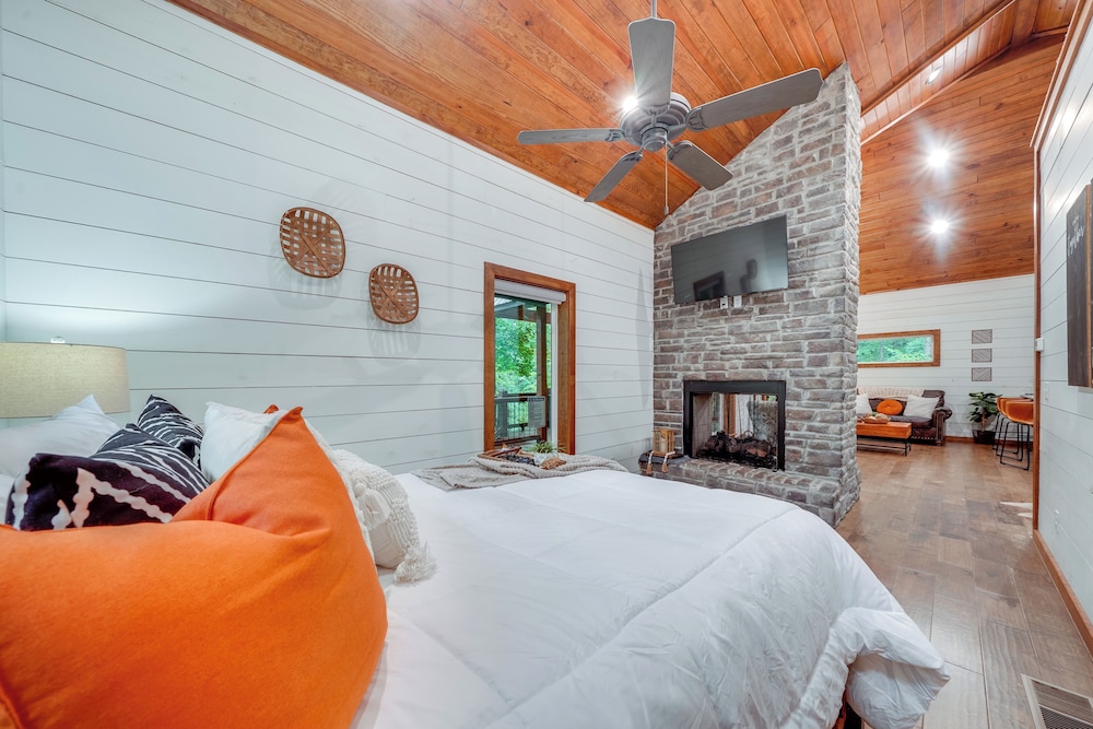 Fire Pit & Hot Tub: Couples Retreat in Broken Bow