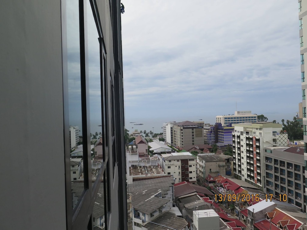 The Base Central Pattaya - 1 bdr Condo With Pool