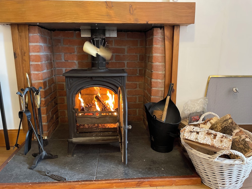 Traditional Highland Cottage Near Loch Ness-sleeps 6