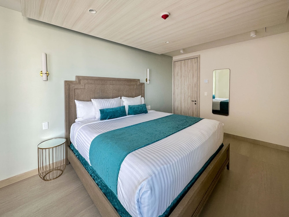 Paradise Found Luxe 2BR Condo in Iconic Location