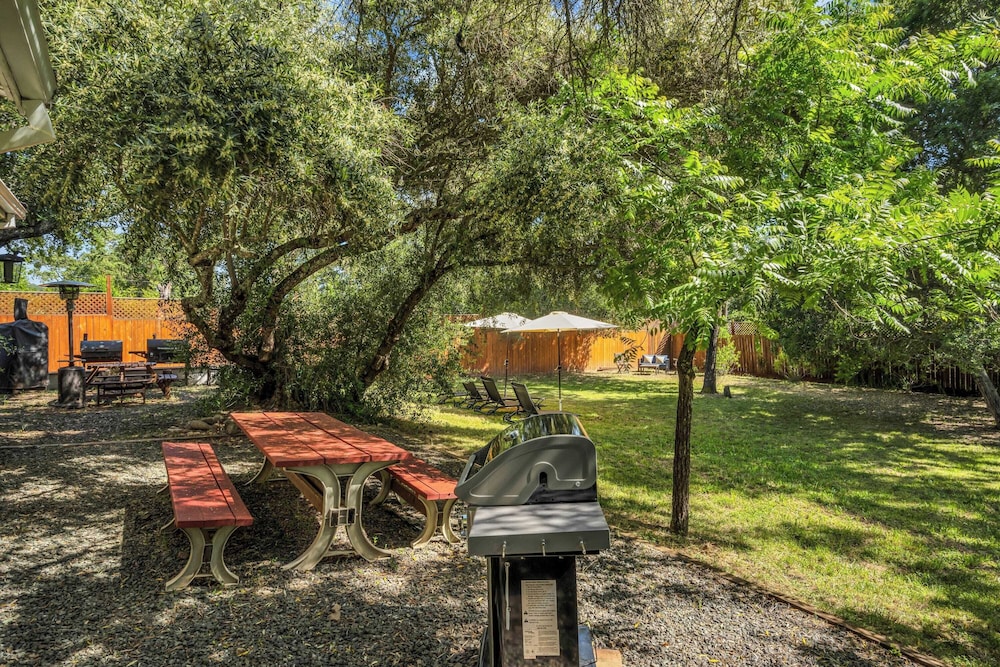 Grapevine Cottage by Avantstay Hobby Vineyard + Firepit