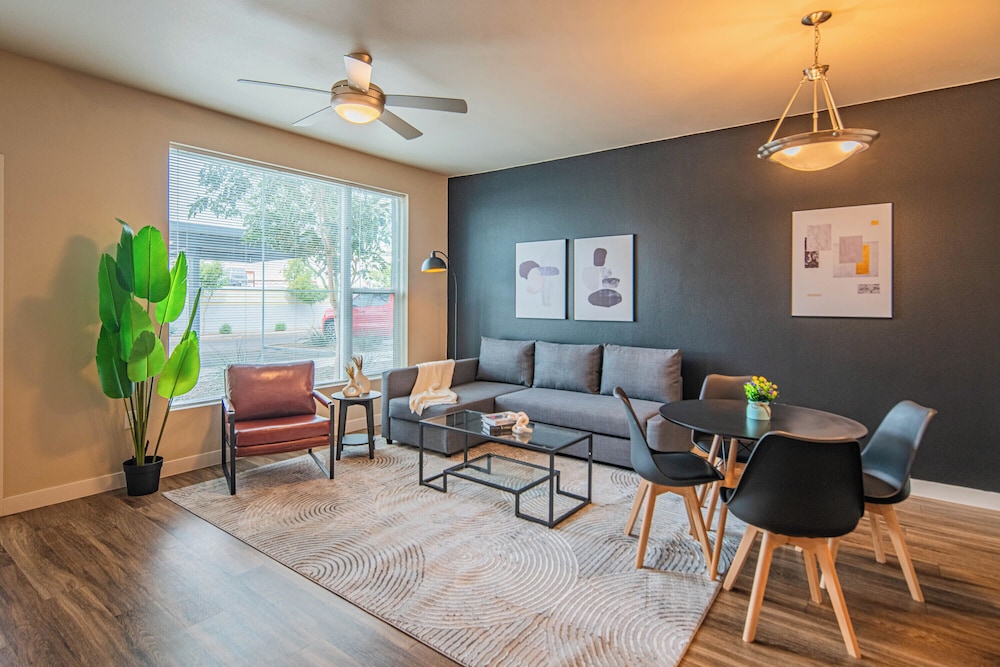 ROVE LIVING/KL - V on Broadway