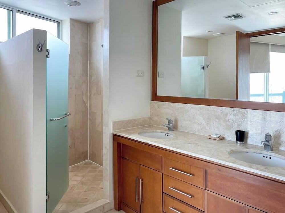 Quiet Beachfront Condo With Pools Private Beach