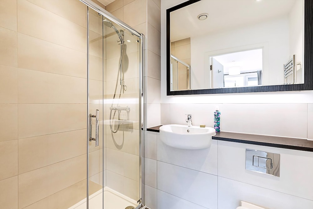Modern 2-bed Flat With Terraces in Leyton