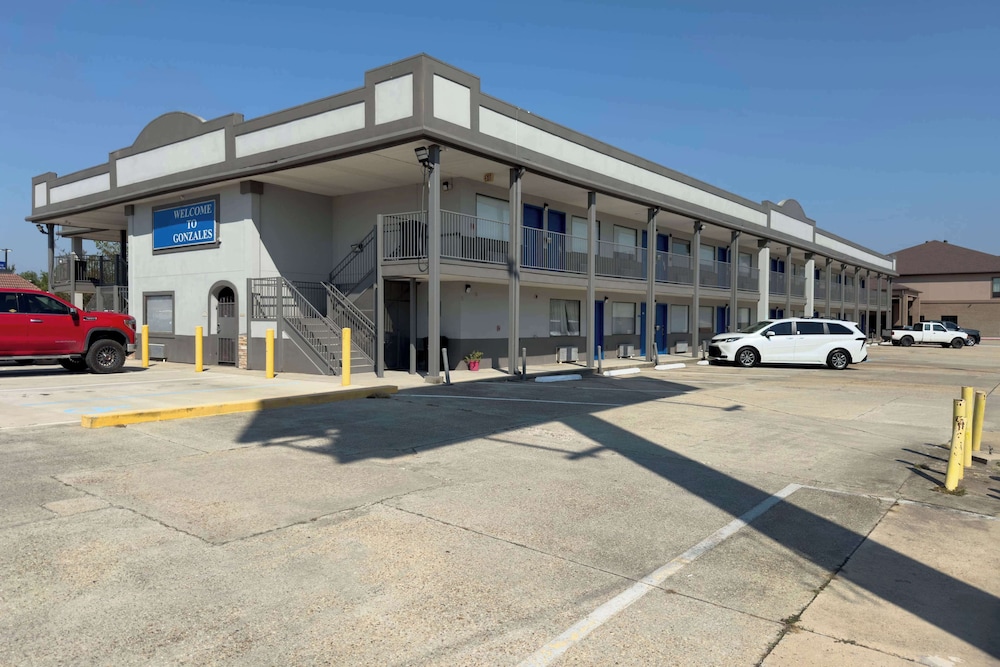 Days Inn by Wyndham Gonzales