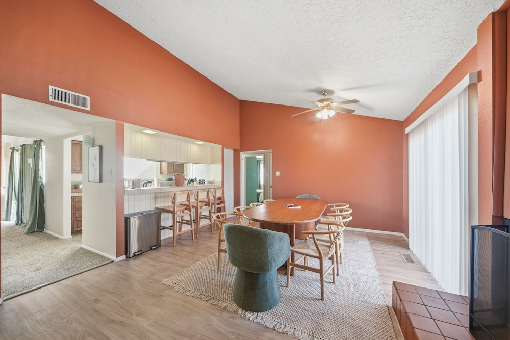 Albuquerque Escape Hot Tub + Atrium 4 Bedroom Home