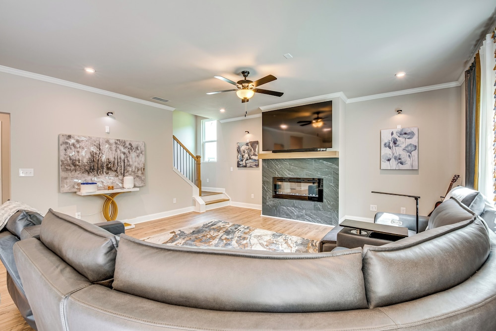 11 Mi to Dtwn: Luxe Atlanta Retreat w/ Deck & Yard