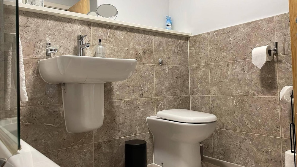 Apartment - Sleeps 4, Pets Allowed & Parking