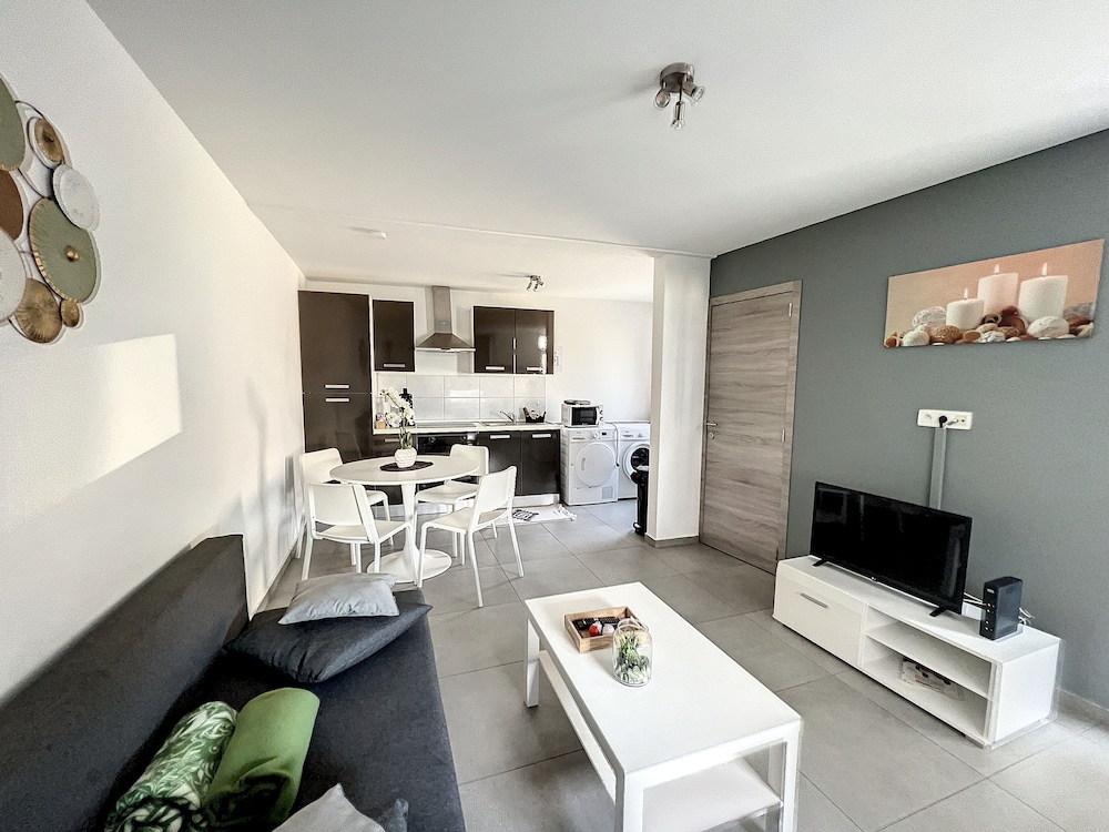 House With Free Parking 15min From The Airport view 5