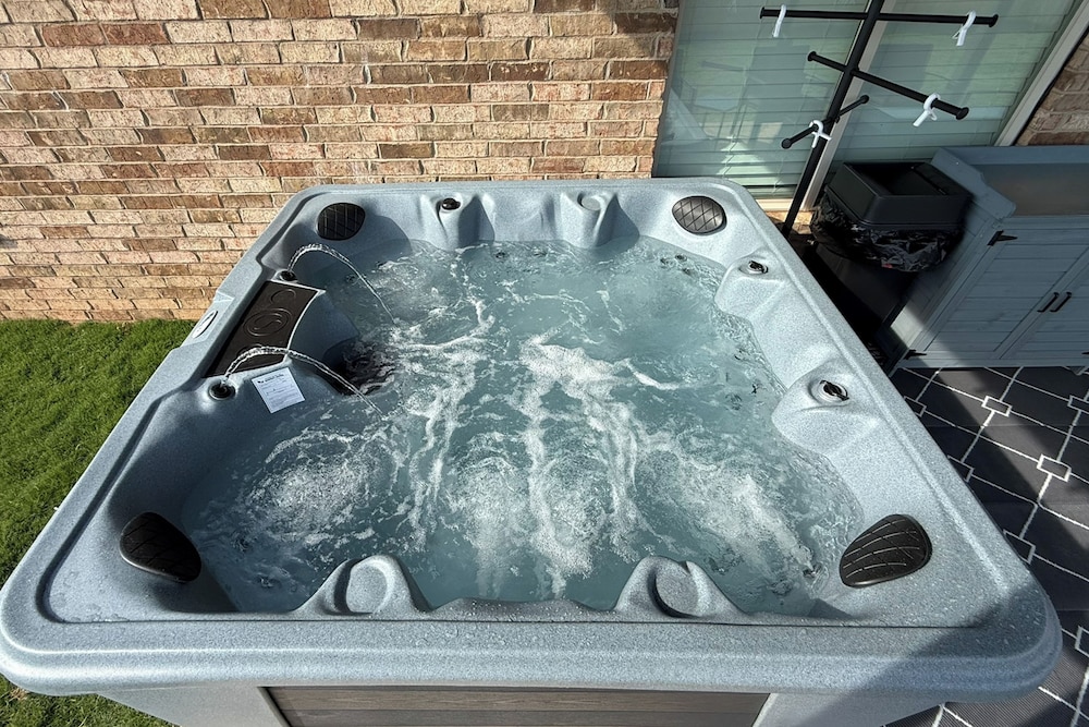 Hot Tub & Game Room: 'raider Resort' in Lubbock