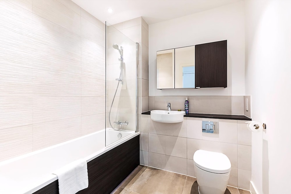 Modern 2-bed Flat With Terraces in Leyton