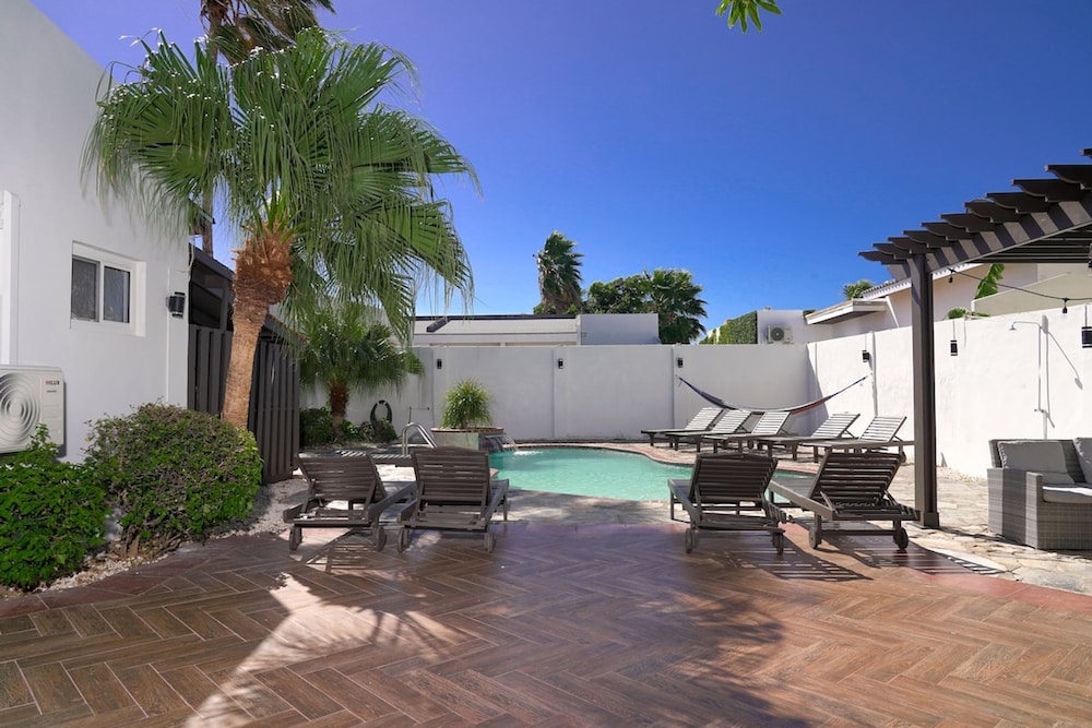 Large Villa-pool-6 Room-sleeps 14-nearby Marriott
