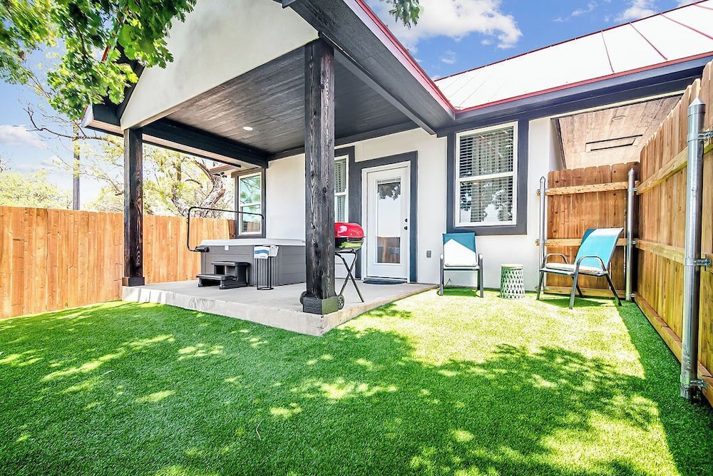Pet Friendly W/hot-tub-six Minutes to Downtown!