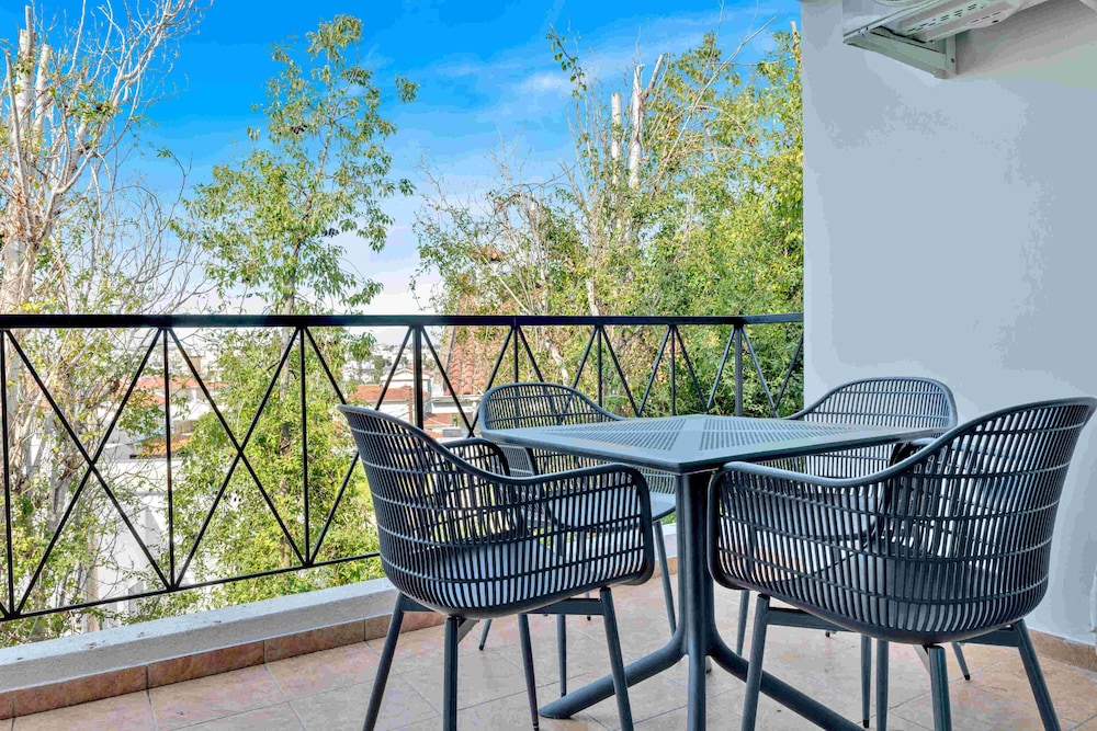 Phaedrus Living Modern City Flat Elpida