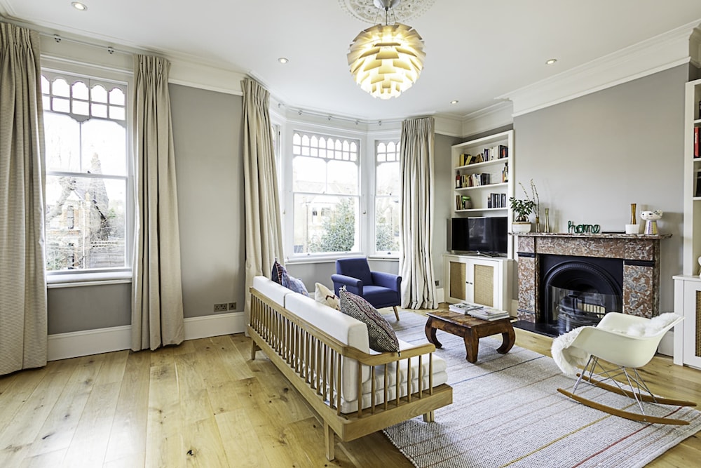 Bermondsey Bliss: Views, Comfort, and City Access!