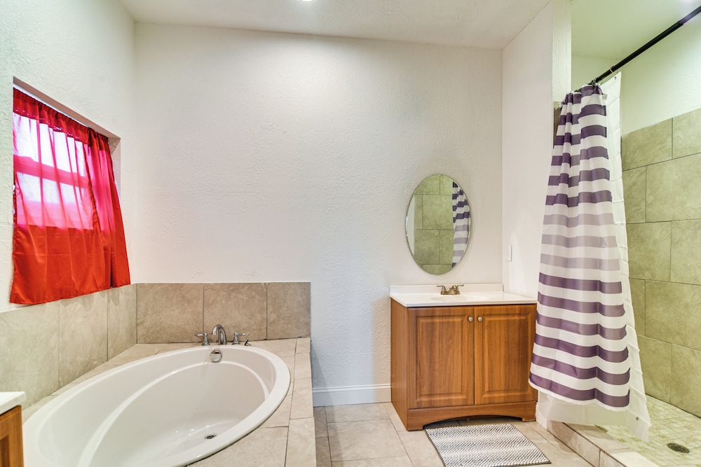 Close to Attractions: Tampa Retreat w/ Yard!