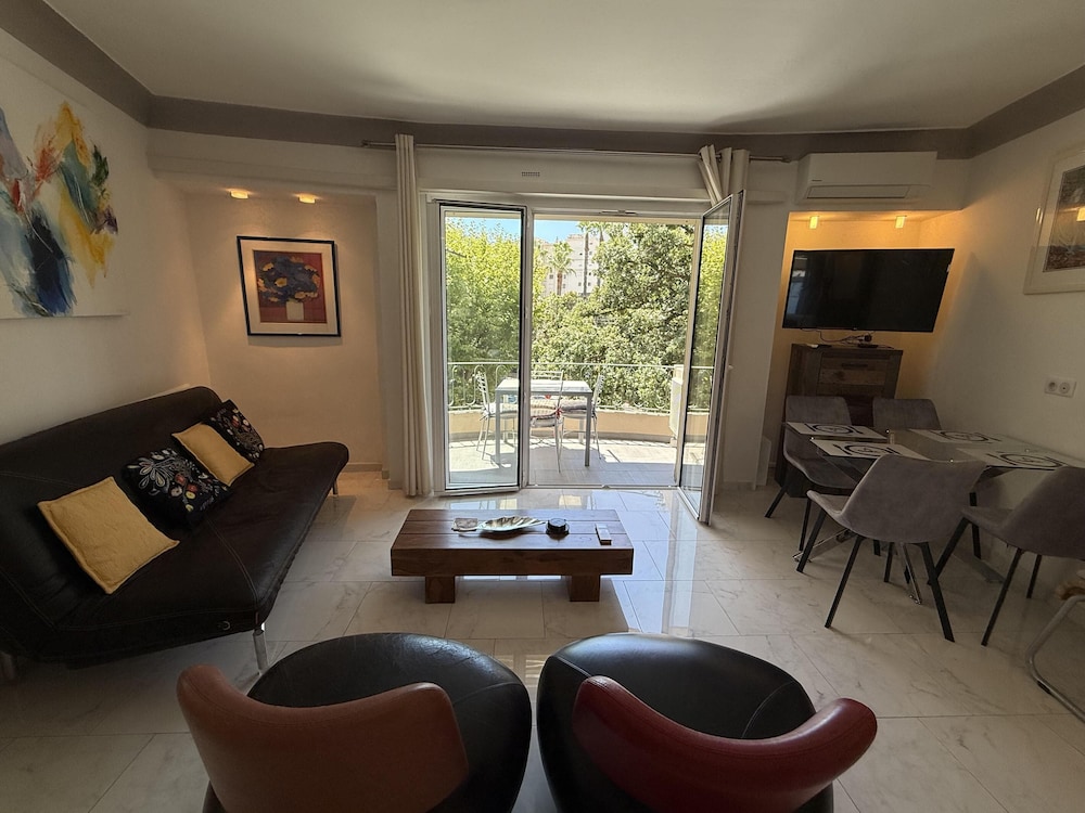 2 BR Apartment in the Center of Cannes - 2305