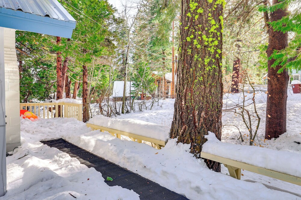 < 2 Blocks to Lake Tahoe: Family Home Near Skiing
