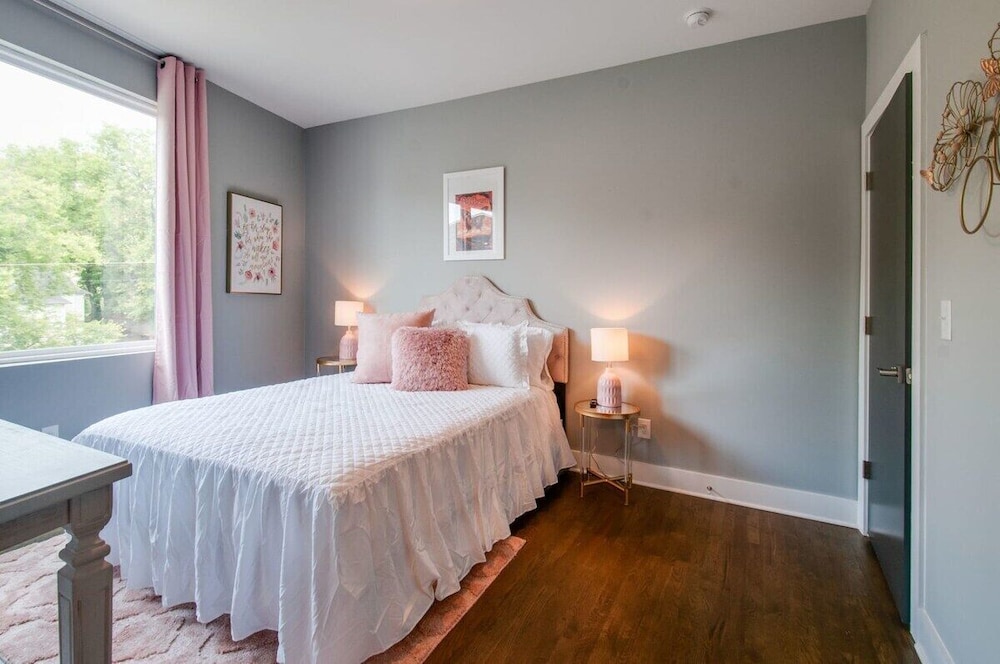 King Queen 2 Homes - 24 Beds City Views