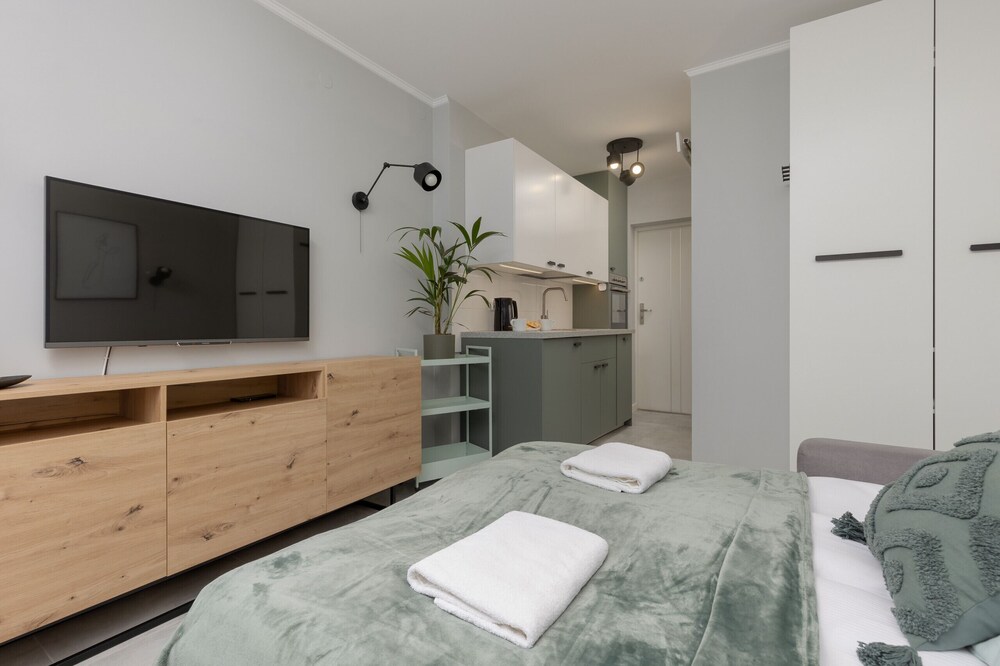 Stylish Studio Ochota by Renters view 2