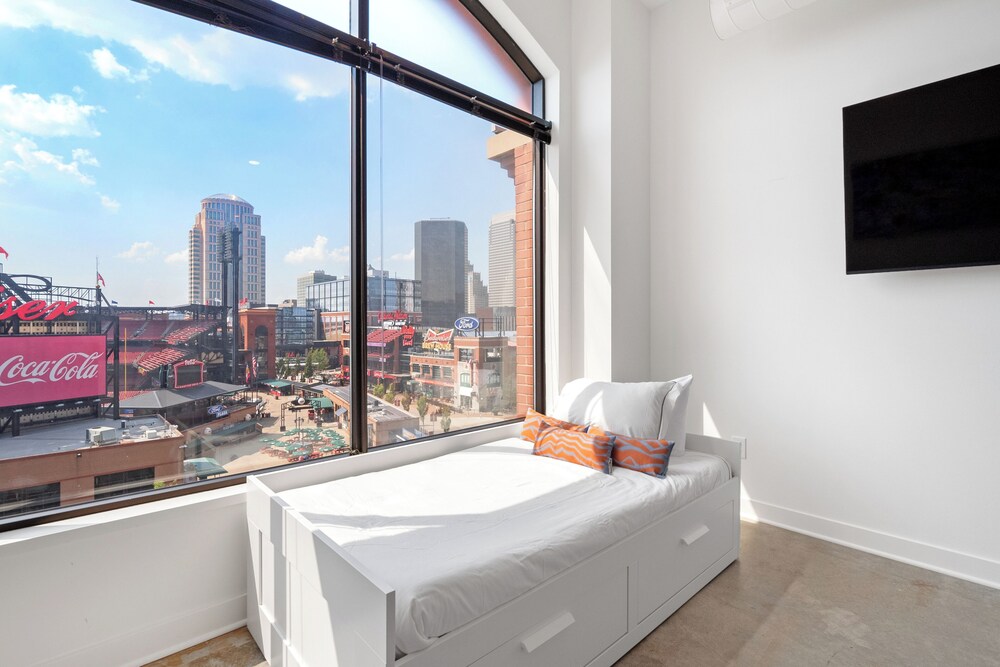 Ballpark Luxury Loft Steps from Arch