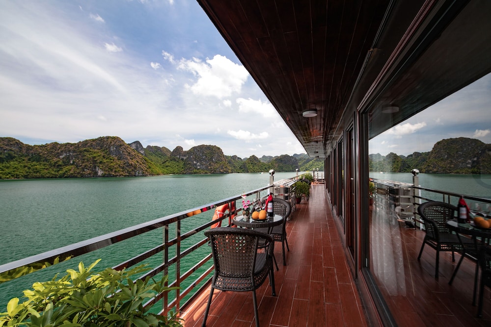 La Pandora Cruises view 2