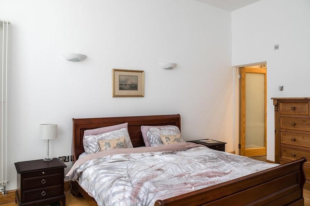 Specious Family Kensington 5-bed House, Sleeps 12