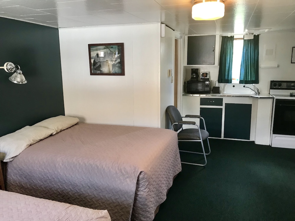 Tenderfoot Cabins & Motel