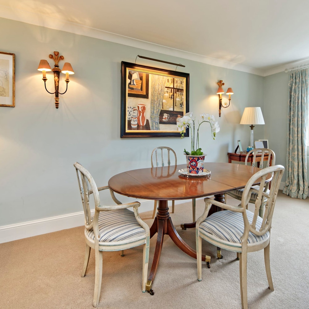 Beautiful and Spacious 2 Bedroom Apartment in South Kensington