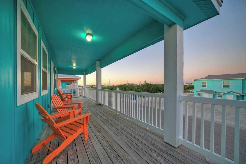 Sleeps 21, 2 Homes 2 Private Pools, Fire Pit, Swing Bar Walk to the Beach
