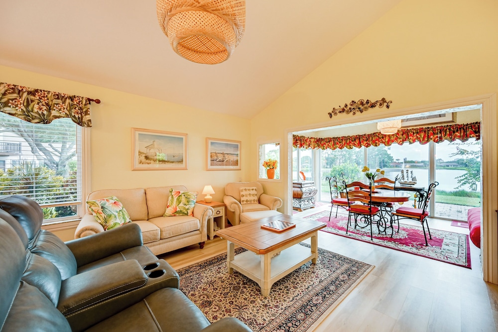Extended Stay in Estero: Townhome w/ Lake Views!