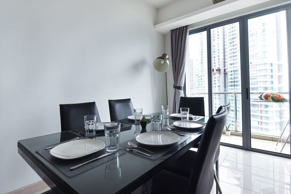 Modern High Floor 3BR Apt Bathtub Bkt Bintang