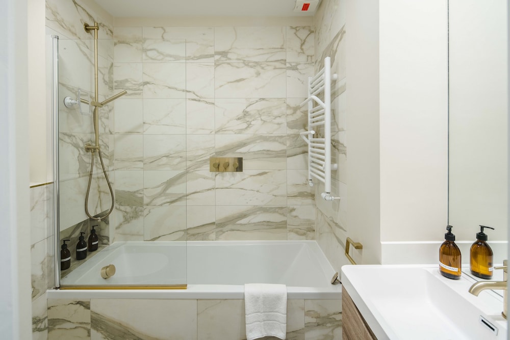 Stylish 2 Bedroom / 2 Bath In Notting Hill