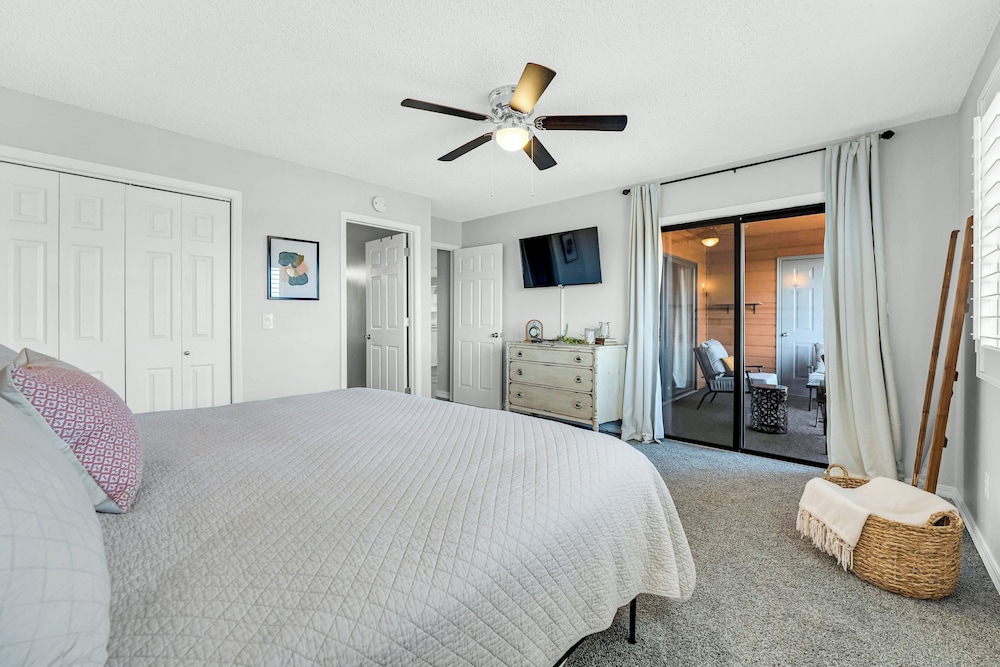 Bright Stylish Condo w/ Balcony